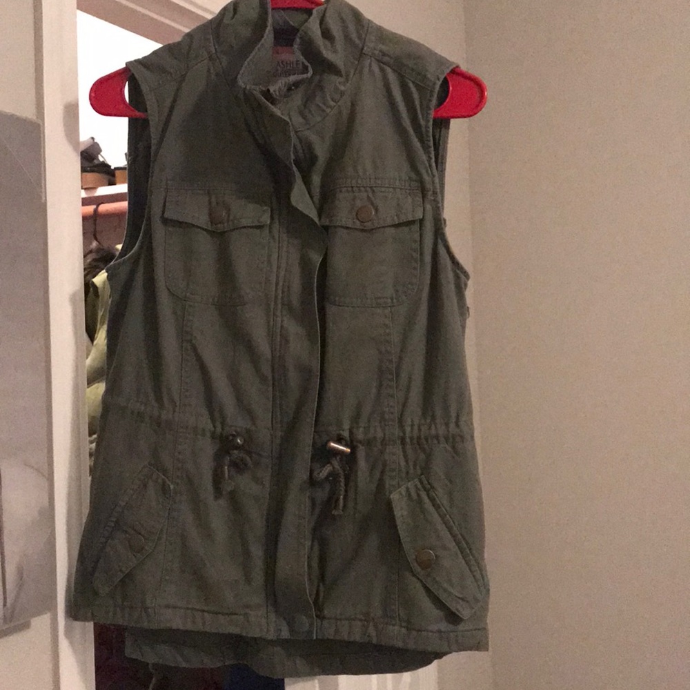 Sleeveless outerwear